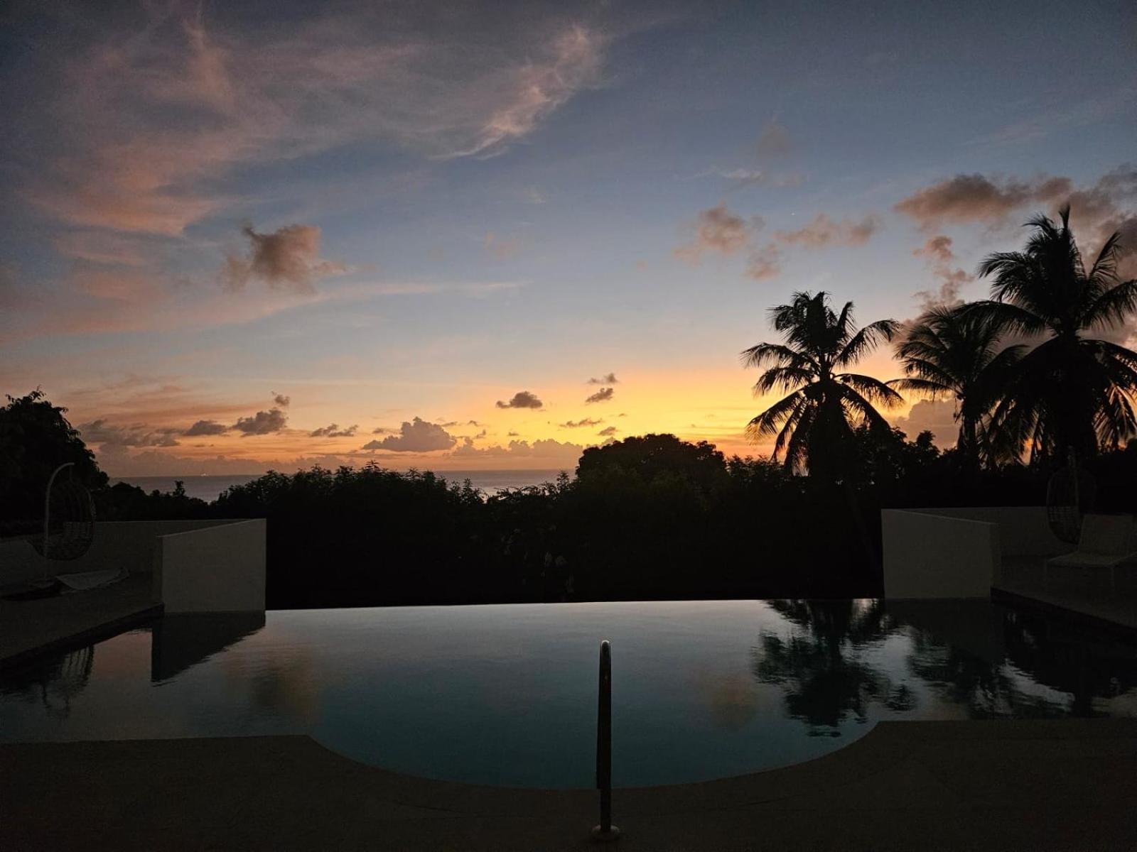 Purple Haze - Infinity Pool Holiday Home Minutes From The Island'S Best Beaches Saint James Esterno foto